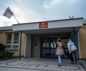 Trzy nastoletnie bestie skatowały Kubę w szkolnej toalecie
