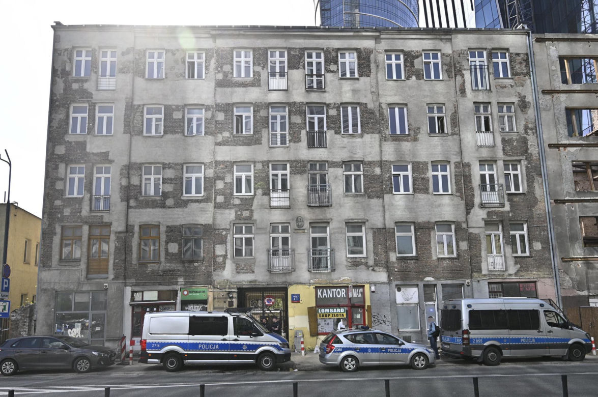 Ciała czterech mężczyzn rozkładały się w kamienicy. Kto i dlaczego mordował ludzi? Prokuratura: „Mamy swoje hipotezy”