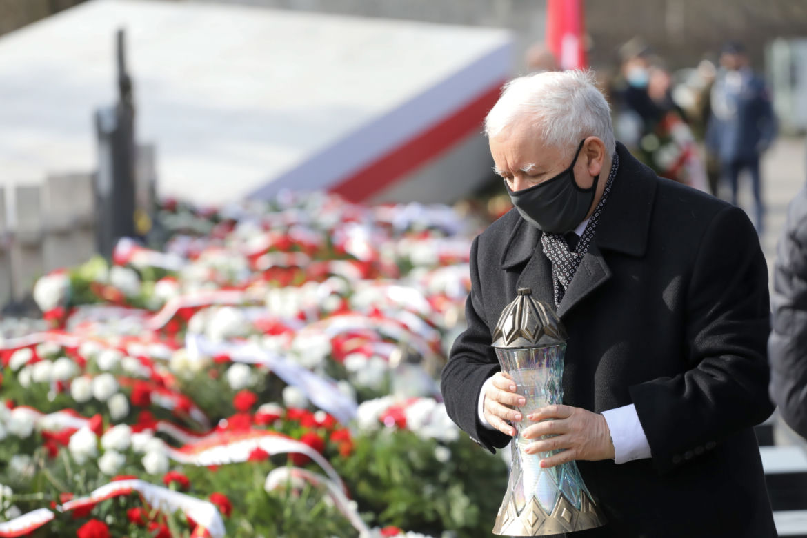 Jarosław Kaczyński podczas uroczystości złożenia kwiatów pod pomnikiem Ofiar katastrofy smoleńskiej, na pl. Piłsudskiego w Warszawie