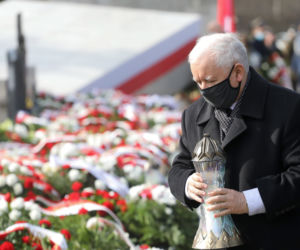 Jarosław Kaczyński podczas uroczystości złożenia kwiatów pod pomnikiem Ofiar katastrofy smoleńskiej, na pl. Piłsudskiego w Warszawie