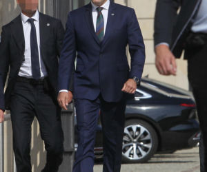 Karol Nawrocki spaceruje z sympatykami