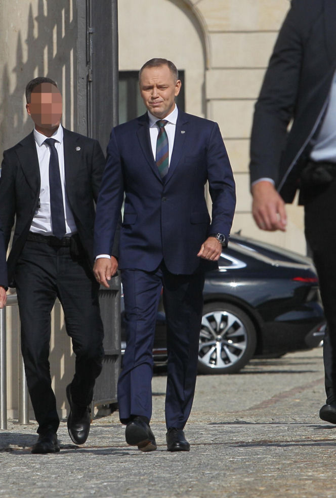 Karol Nawrocki spaceruje z sympatykami
