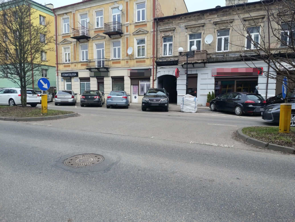 Haniebne malodwidło latami szpeciło bramę. Interwencja dziennikarza "Super Expressu"