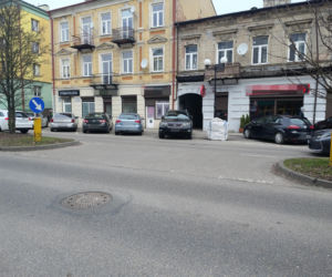 Haniebne malodwidło latami szpeciło bramę. Interwencja dziennikarza Super Expressu