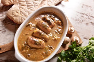 Zrazy wieprzowe w aksamitnym sosie pieczarkowym – klasyk, który smakuje obłędnie z kopytkami, kaszą i ziemniakami