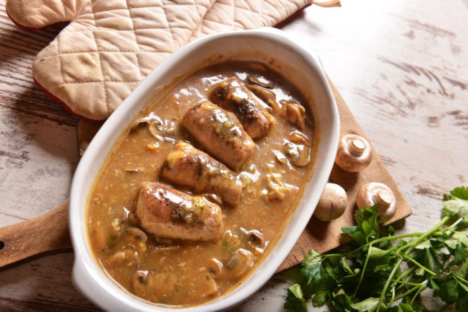 Zrazy wieprzowe w aksamitnym sosie pieczarkowym – klasyk, który smakuje obłędnie z kopytkami, kaszą i ziemniakami