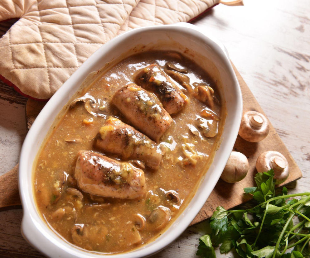 Zrazy wieprzowe w aksamitnym sosie pieczarkowym – klasyk, który smakuje obłędnie z kopytkami, kaszą i ziemniakami