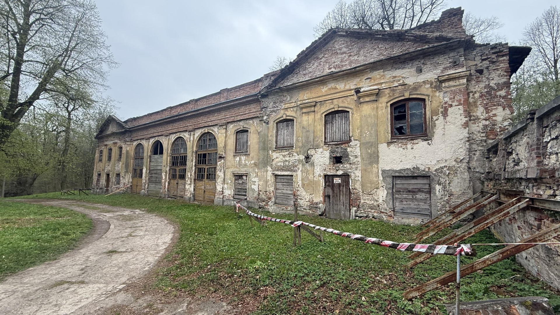 Pałac w Pilicy, wspaniała rezydencja która od dekad popada w ruinę