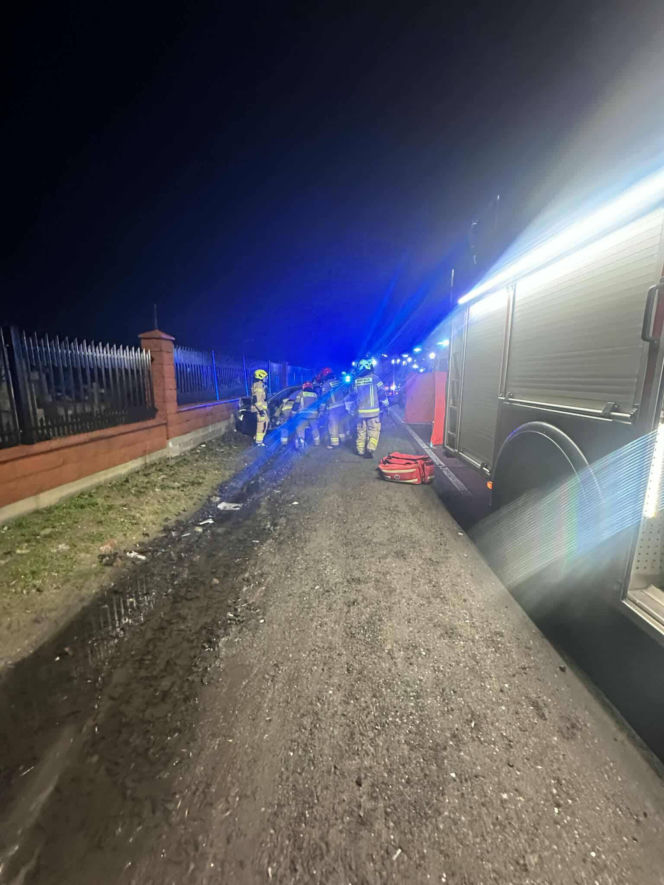Tragedia w Chociszewie: Skoda wbiła się w ogrodzenie cmentarza! Nie żyje 36-latek