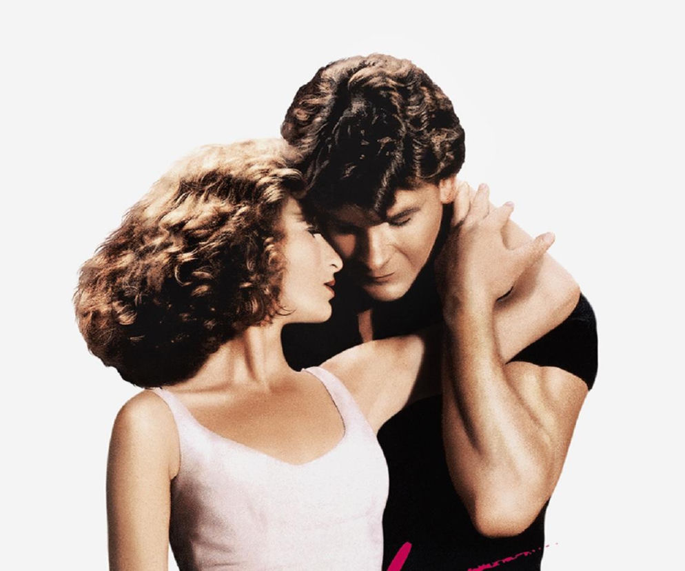 Jennifer Grey i Patrick Swayze w czułym objęciu z filmu Dirty Dancing. O sequelu produkcji przeczytasz na EskaRock.