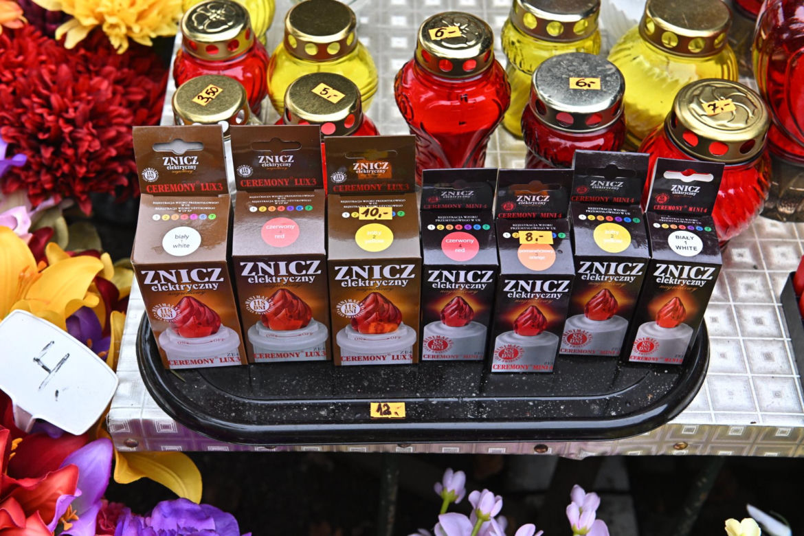 Drożyzna przy warszawskich cmentarzach przed świętem zmarłych 