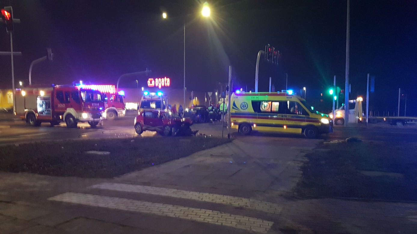Karambol w Toruniu! Zderzyły się dwa samochody osobowe