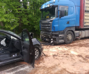 Tragiczny wypadek w Sterławkach Małych. Osobówka wjechała pod ciężarówkę [ZDJĘCIA]