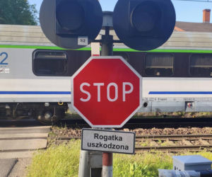 Groźne zdarzenie z udziałem pociągu i osobówki
