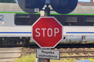 Groźne zdarzenie z udziałem pociągu i osobówki