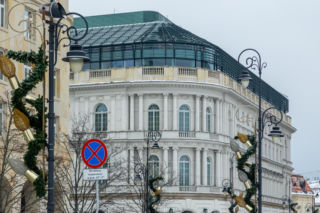 Symbol luksusu i elegancji XIX-wiecznej Warszawy. Zaprojektowany przez Henryka Marconiego i uważany za ekstrawagancki i nowoczesny hotel. Miał pierwszą hydrauliczną windę osobową w Warszawie, centralne ogrzewanie i salę opisaną w Lalce Prusa