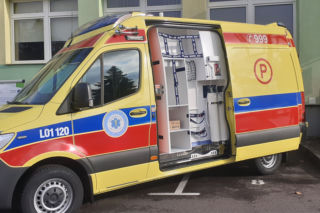 Warszawa: brakuje karetek, kilkadziesiąt osób czeka w kolejce