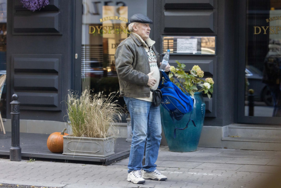  Daniel Olbrychski dźwiga kartofle