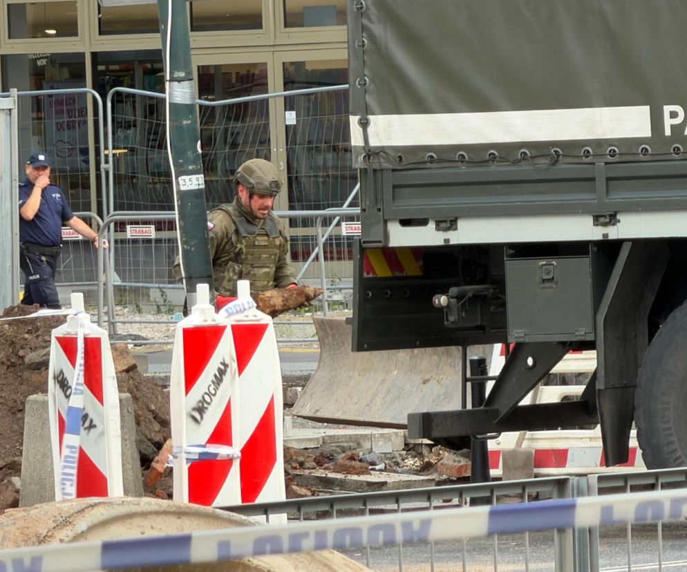 Niewybuchy pod chodnikiem w centrum Warszawy. Ewakuowano dwa budynki, na miejscu saperzy