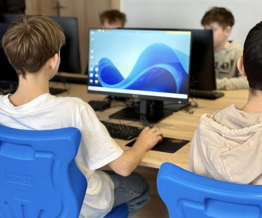 25 stanowisk, serwer terminalowy i cisza – nowa pracownia w Lesznie