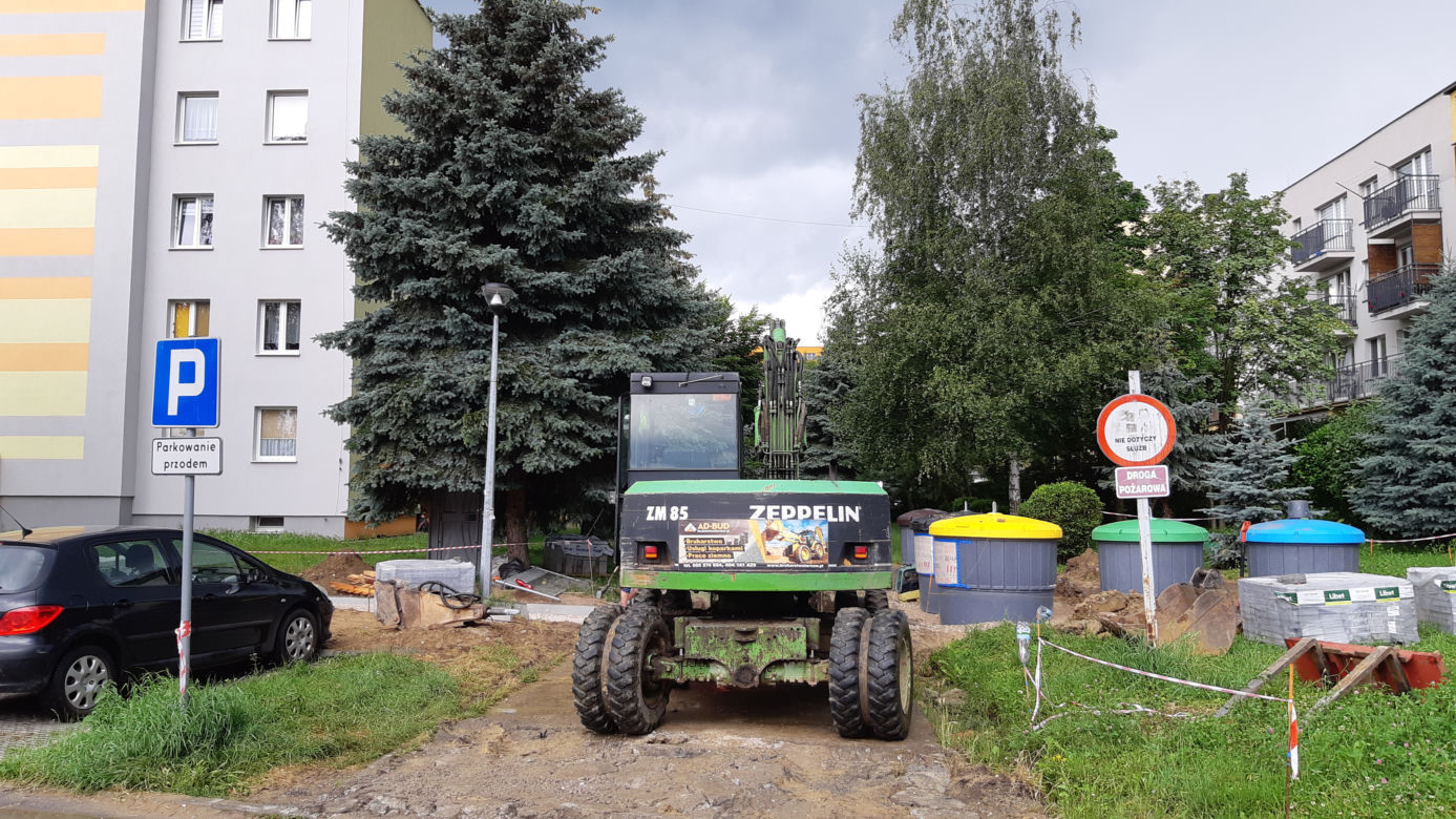Śmietniki zbyt blisko bloków