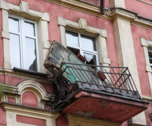 Runęli z balkonem, winnych nie ma