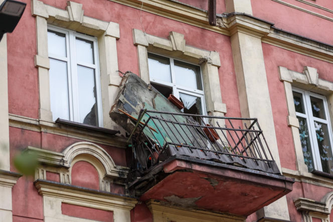 Runęli z balkonem, winnych nie ma