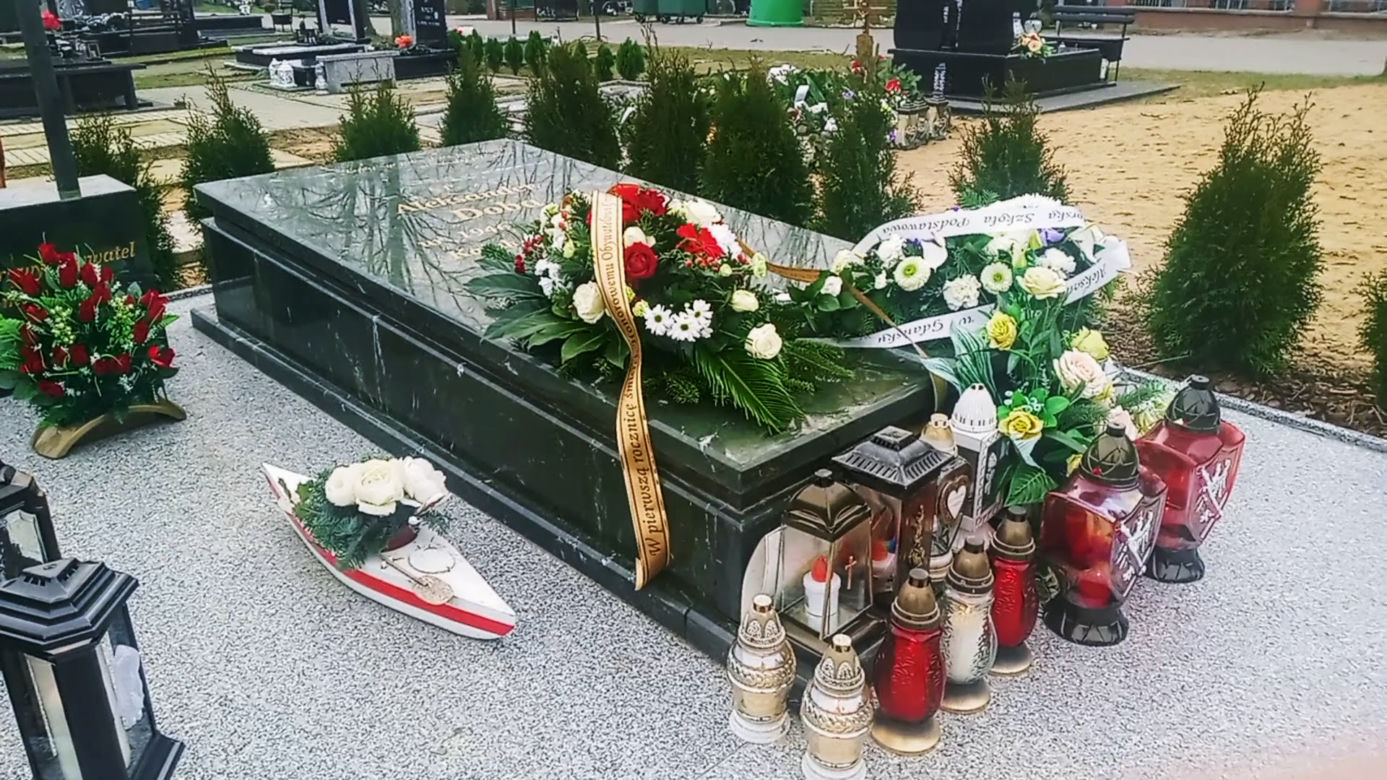 Rok temu zmarł Aleksander Doba. Tak wygląda dziś grób wielkiego podróżnika z Polic