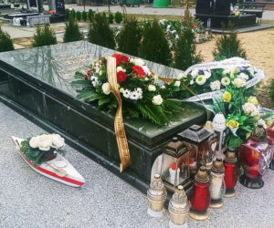 Rok temu zmarł Aleksander Doba. Tak wygląda dziś grób wielkiego podróżnika z Polic