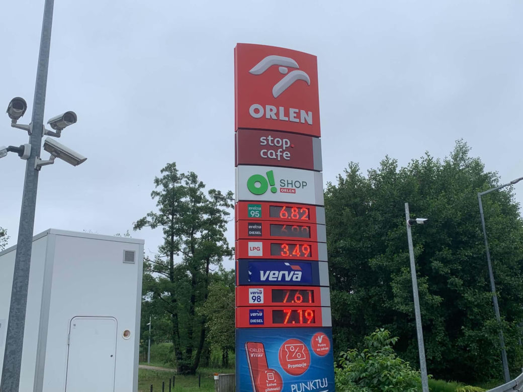 W środę po północy kierowców przywitały nowe, znacznie wyższe ceny paliw