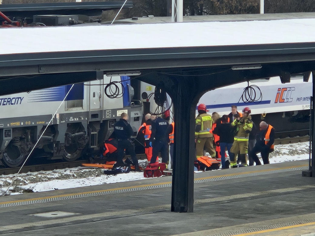 Mysłowice. 16-latka wyciągnięta spod pociągu Intercity na dworcu PKP. Zabrał ją śmigłowiec LPR [ZDJĘCIA].