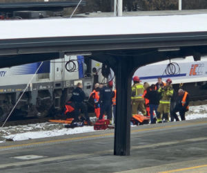 Mysłowice. 16-latka wyciągnięta spod pociągu Intercity na dworcu PKP. Zabrał ją śmigłowiec LPR [ZDJĘCIA].