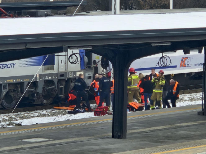Mysłowice. 16-latka wyciągnięta spod pociągu Intercity na dworcu PKP. Zabrał ją śmigłowiec LPR [ZDJĘCIA].
