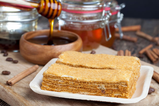 Tradycyjny polski miodownik — sprawdzony przepis na ciasto, które zawsze robi wrażenie