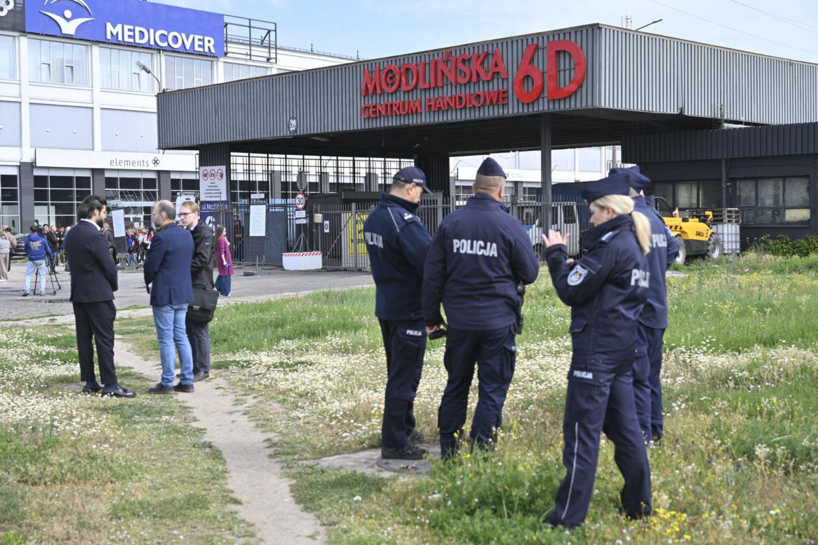 Komornicy na Modlińskiej. Nerwowe starcie przy hali na Białołęce. Ostry konflikt kupców z zarządcą hali