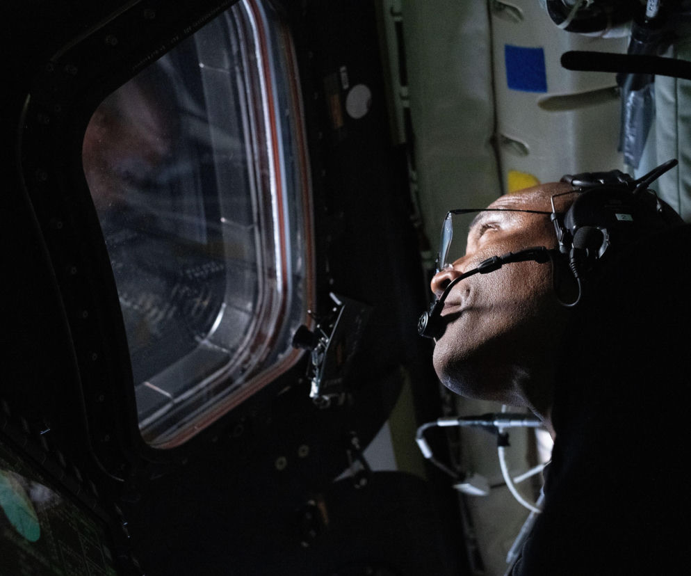 Astronauta Victor Glover w kapsule Orion podczas misji Artemis II