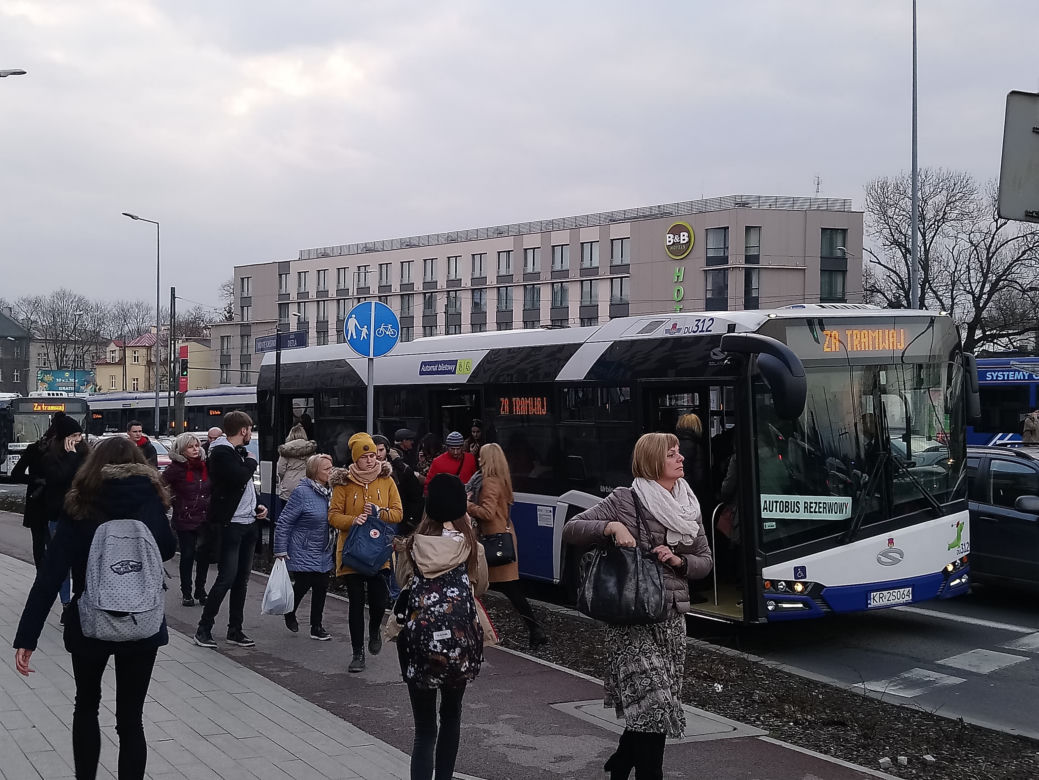 Kraków: Poważny wypadek na rondzie Grunwaldzkim. Karetka zderzyła się z autobusem
