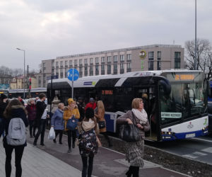 Kraków: Poważny wypadek na rondzie Grunwaldzkim. Karetka zderzyła się z autobusem