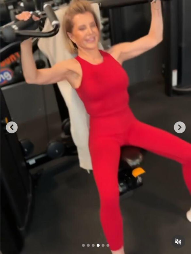 Nie dzierga szalików, nie opiekuje się wnukami. Joanna Racewicz nie daje sobie w kaszę dmuchać!