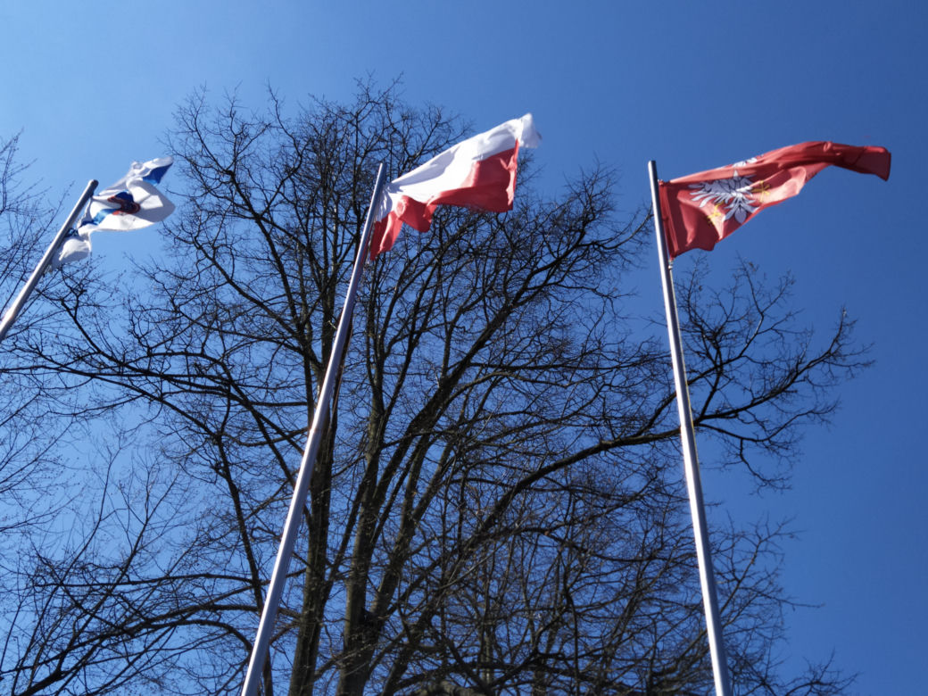 Zawieszenie flagi województwa mazowieckiego na Skwerze Kościuszki w Siedlcach - 28.04.2021