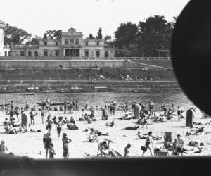 Plażowicze podczas wypoczynku. W tle widoczny pałac Lasockich, lipiec 1955 Kraków