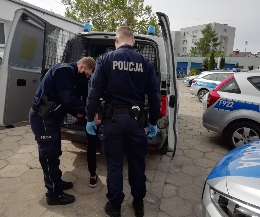 Bełchatów: Przerażona kobieta uciekała oknem. Perfidni bracia bliźniacy okradli jej dom!    