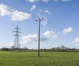 Nawet 180 tys. zł za słupy energetyczne na działce. Jak dostać wynagrodzenie?