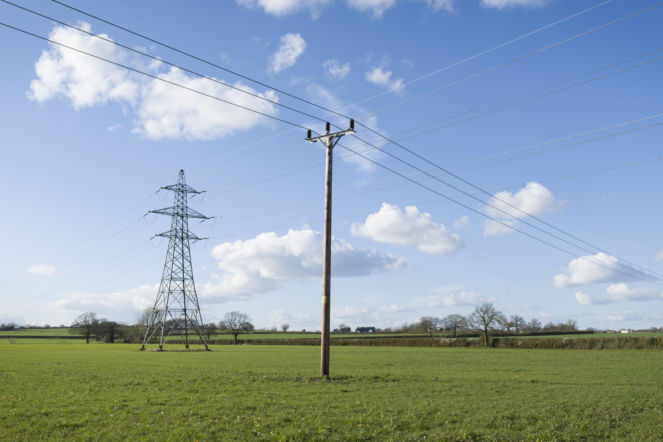 Napowietrzne linie energetyczne wysokiego i średniego napięcia na działce
