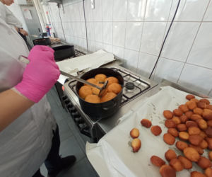 Warsztaty pieczenia pączków w grudziądzkim gastronomiku