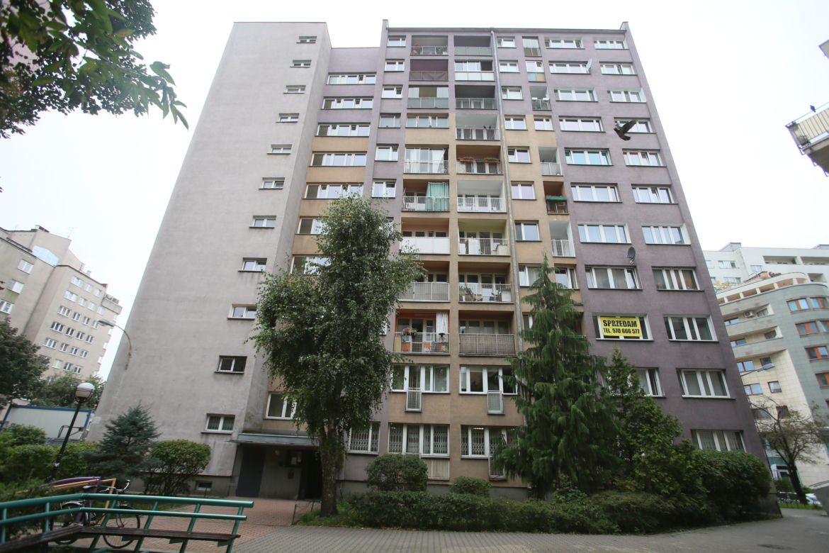 Sąsiedzi wnoszą mnie na 3 piętro. 90-latka uwięziona w bloku 