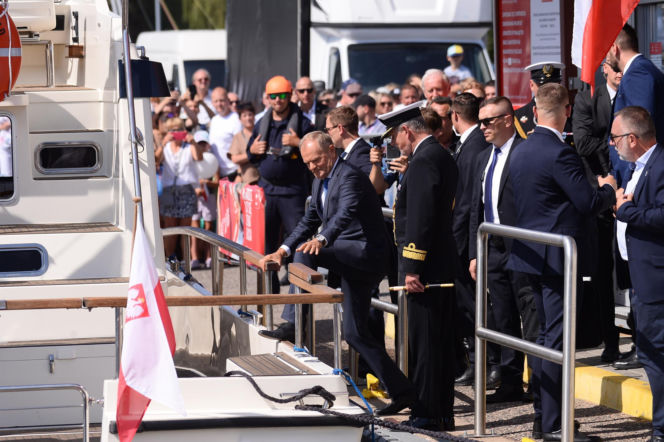 Święto Wojska Polskiego. Donald Tusk na jachcie w Gdyni.