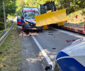 Sprzęt przewożony na lawecie zsunął się i uderzył w karetkę. Poważny wypadek w Czchowie
