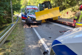 Sprzęt przewożony na lawecie zsunął się i uderzył w karetkę. Poważny wypadek w Czchowie