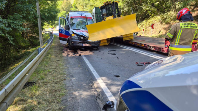 Sprzęt przewożony na lawecie zsunął się i uderzył w karetkę. Poważny wypadek w Czchowie
